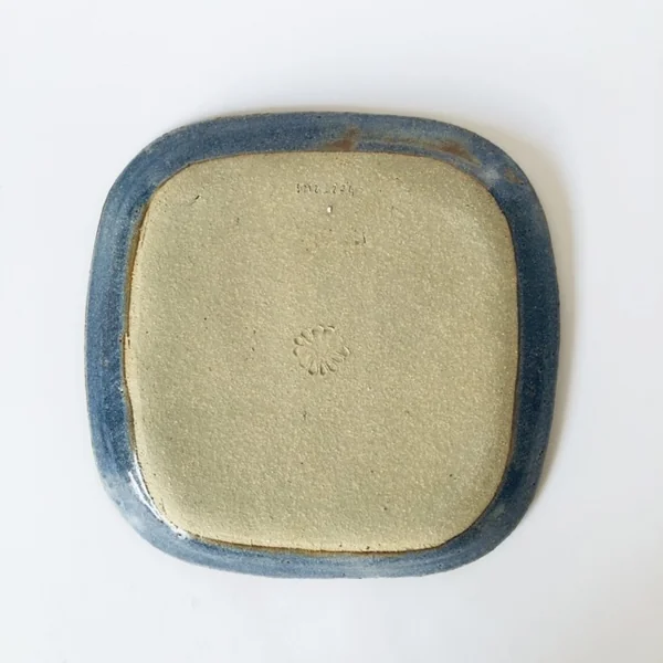 Assiette carrée bleue – Sara Mauvilly pour Galerie Marguerite