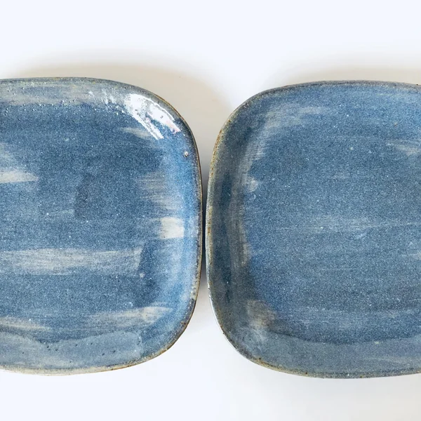 Assiette carrée bleue – Sara Mauvilly pour Galerie Marguerite