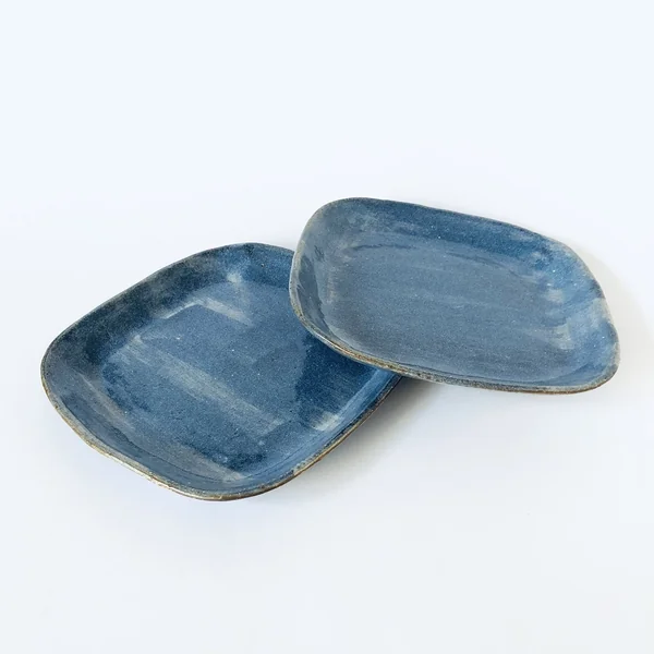 Assiette carrée bleue – Sara Mauvilly pour Galerie Marguerite