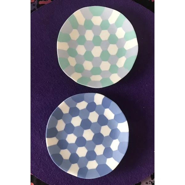 Assiette écailles de tortue en porcelaine – bleu et blanc – Yuko Kuramatsu