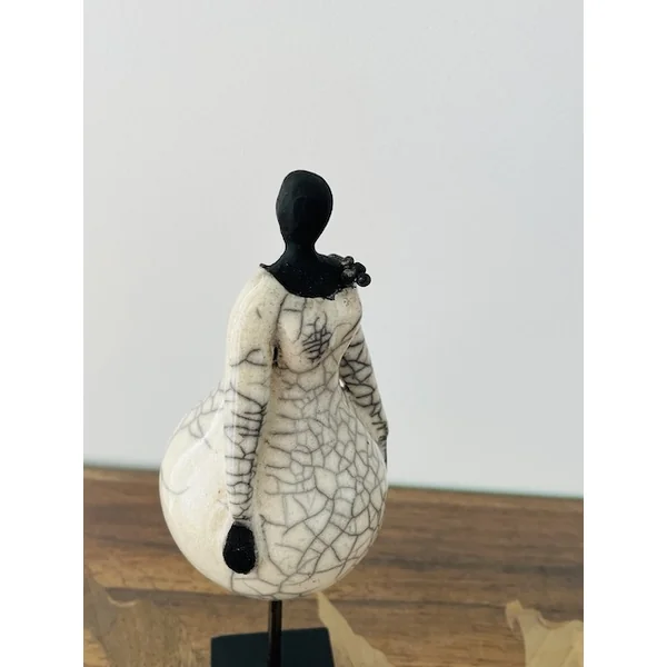 Demoiselle à la broche, sculpture Raku – Sylvie Souton Chany