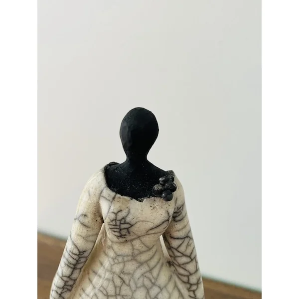 Demoiselle à la broche, sculpture Raku – Sylvie Souton Chany