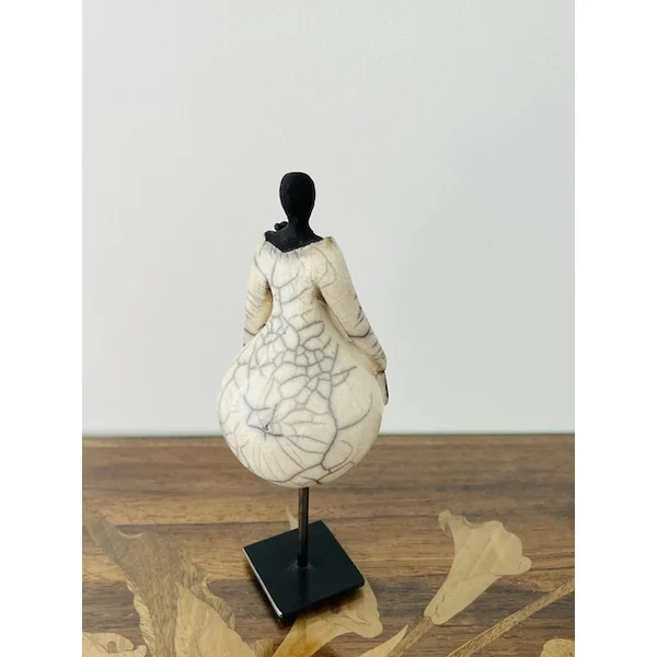 Demoiselle à la broche, sculpture Raku – Sylvie Souton Chany