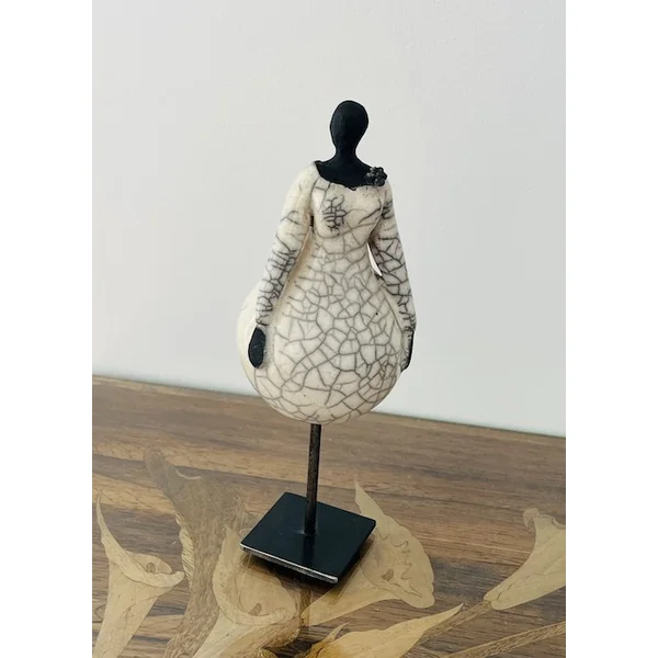 Demoiselle à la broche, sculpture Raku – Sylvie Souton Chany