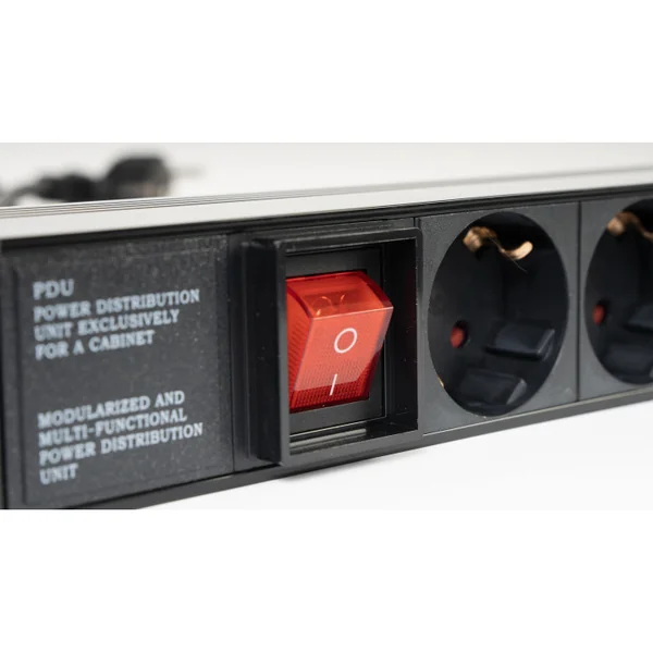 FRP-8 Multiprise x 8 rackable en PVC