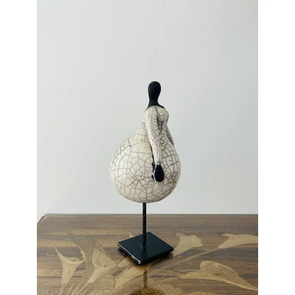 Grande Demoiselle, sculpture Raku – Sylvie Souton Chany