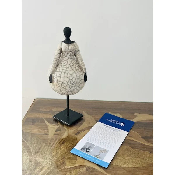 Grande Demoiselle, sculpture Raku – Sylvie Souton Chany