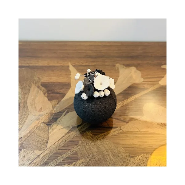 Mini sculpture fleurs en grès et porcelaine, collection Planète-fleurs – Sylvie Souton Chany