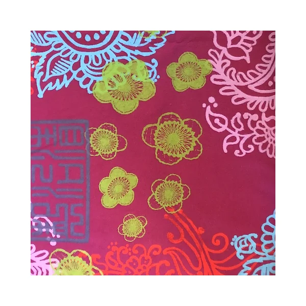 Nappe carrée sur fond fuchsia – Claire Marie Neufville