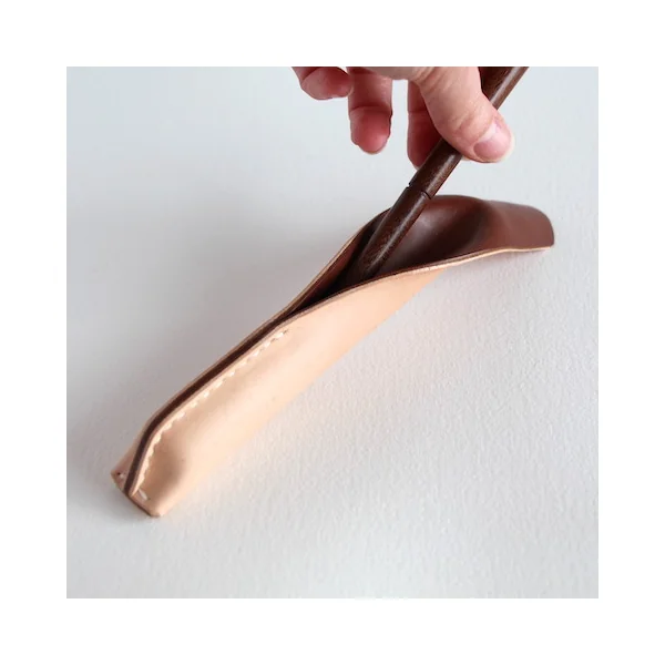 Porte stylo Pétale – châtaigne et naturel – Pauline André