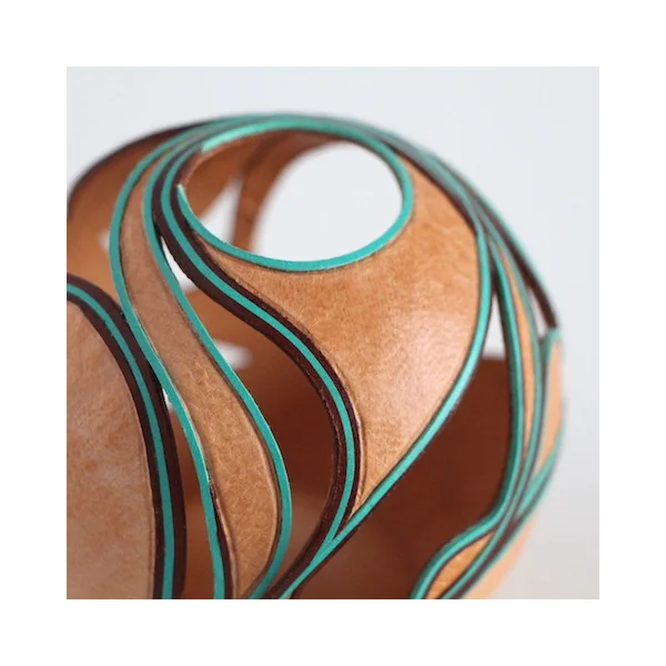 Sculpture en cuir Volutes – Pauline André