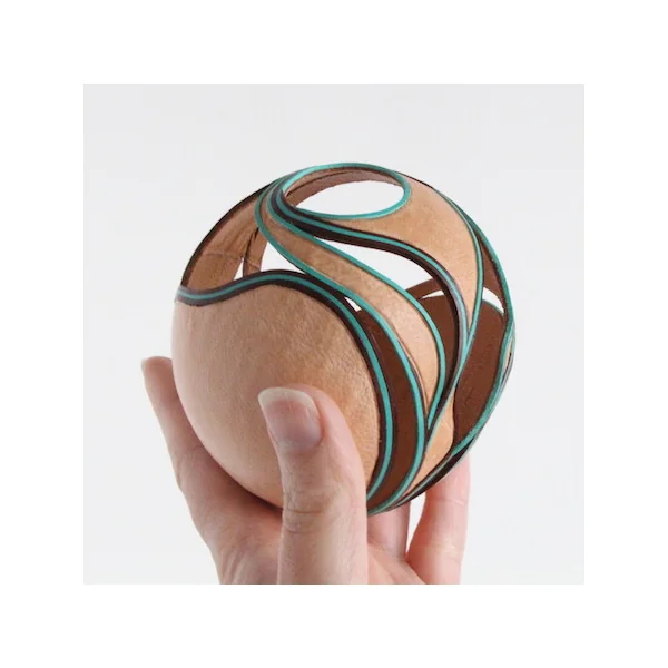 Sculpture en cuir Volutes – Pauline André