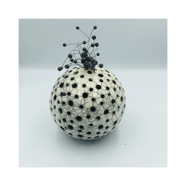 Sculptures en Raku Planète-fleur – Sylvie Souton Chany